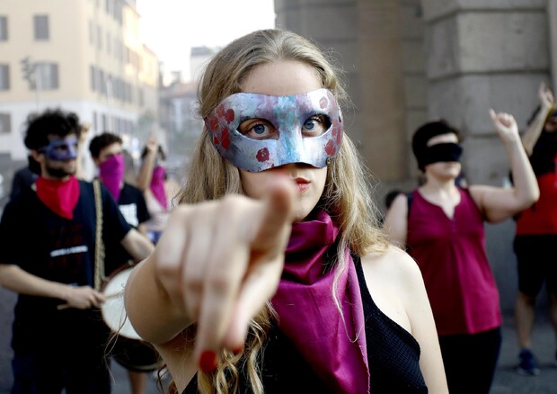 Un flashmob del gruppo Non una di meno a Milano