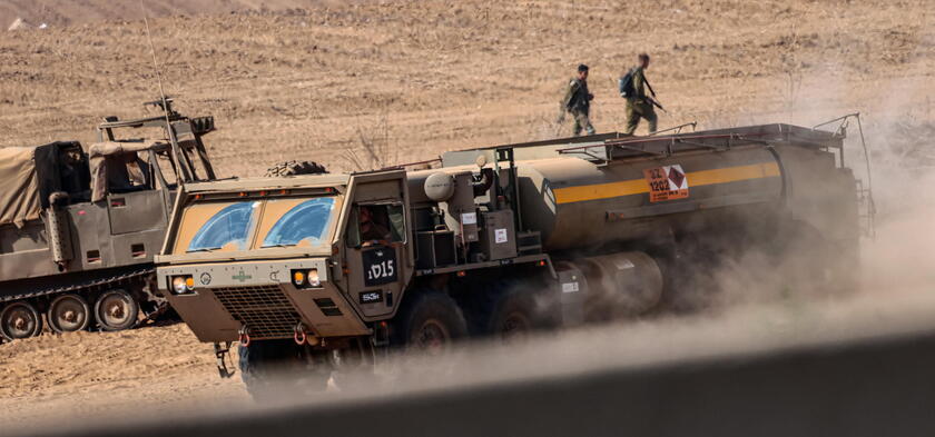 Israeli forces along the border with Gaza © ANSA/EPA