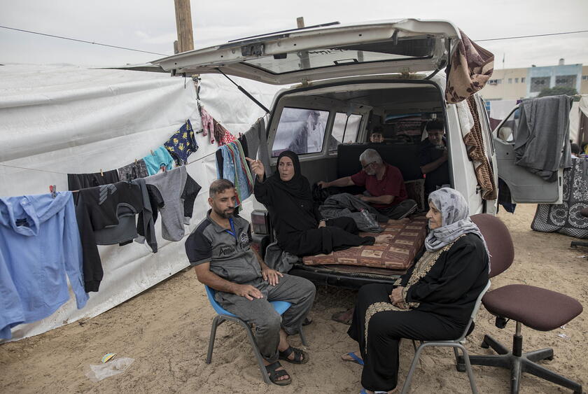 Displaced Palestinians take refuge in tent complex in Khan Yunis © ANSA/EPA