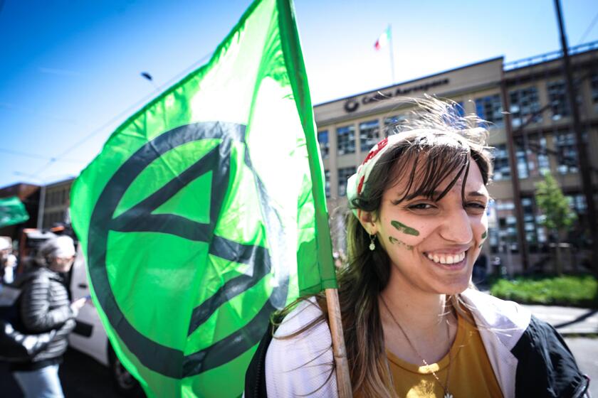 Jovens protestam em defesa do clima em Turim