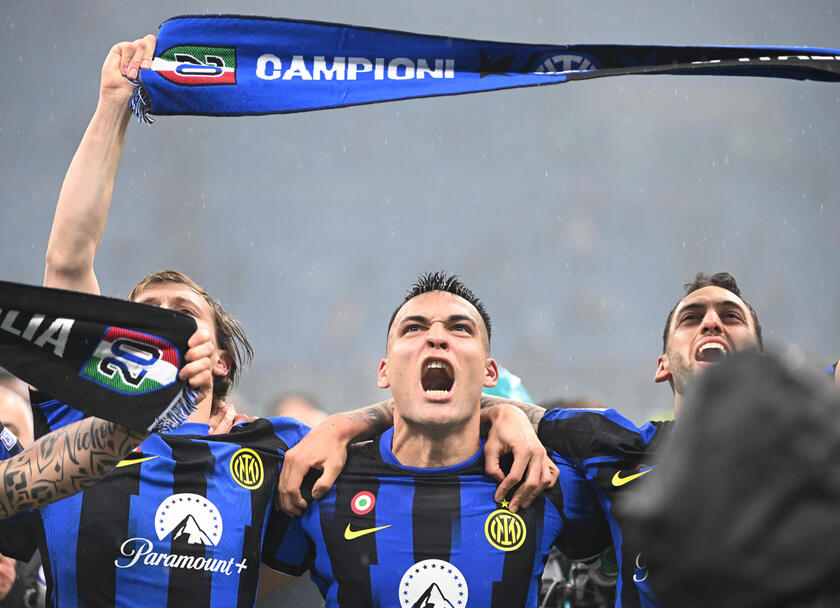 2-1 al Milan, scudetto e seconda stella per l'Inter
