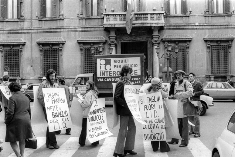 Una manifestazione per il divorzio in una foto d 'archivio del 28 marzo 1974 - RIPRODUZIONE RISERVATA