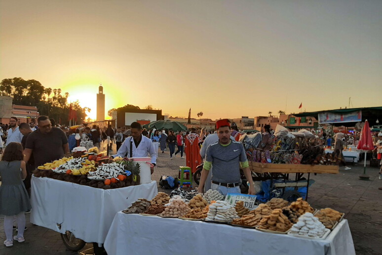 MARRAKECH foto di Alessandra Magliaro - nella piazza di Jemaa el Fna al tramonto - RIPRODUZIONE RISERVATA