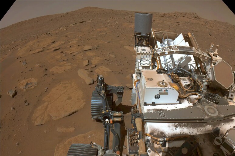 Il rover Perseverance della Nasa, nel luogo in cui è parcheggiato dall '11 al 25 novembre, priodo di pausa nelle comunicazioni con la Terra (fonte: NASA/JPL-Caltech) - RIPRODUZIONE RISERVATA