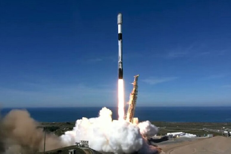 Il lancio del Falcon 9 dalla base californiana di Vandenerg, porta in orbita oltre 100 satelliti (fonte: SpaceX) - RIPRODUZIONE RISERVATA