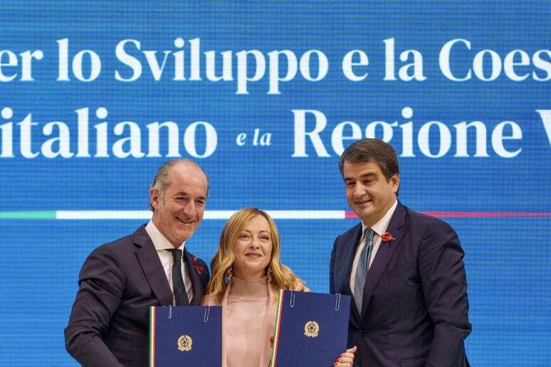 La premier Giorgia Meloni alla Fiera di Verona con Luca Zaia e il ministro Raffaele Fitto - RIPRODUZIONE RISERVATA