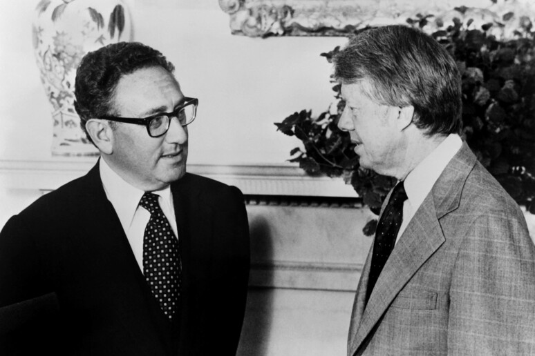 Da sinistra Henry Kissinger con  Jimmy Carter © ANSA/AFP