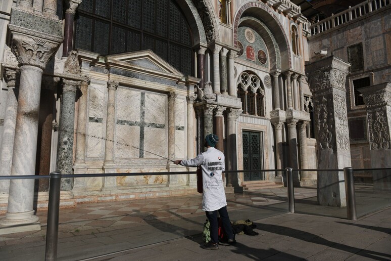 Attivisti clima sparano fango contro Basilica San Marco - RIPRODUZIONE RISERVATA