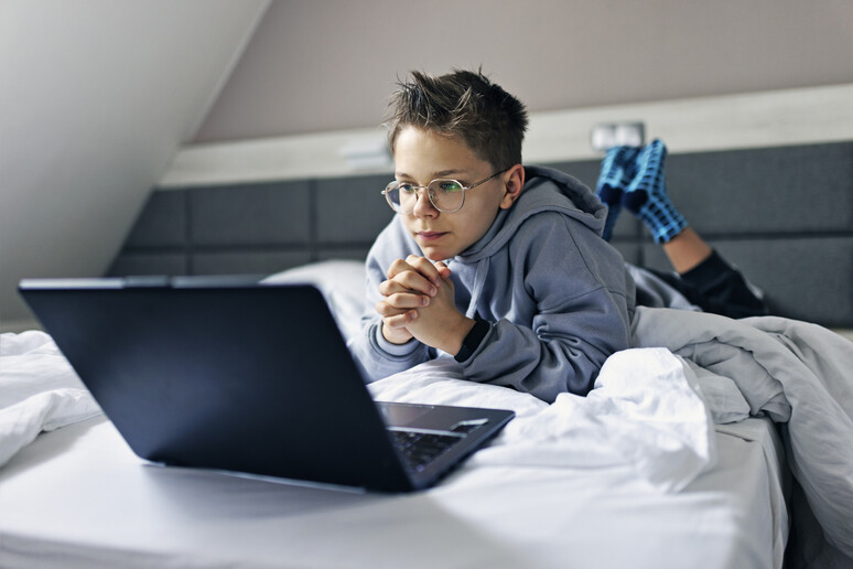 Un adolescente studia con un computer foto iStock. - RIPRODUZIONE RISERVATA