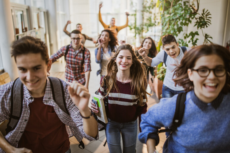 Un gruppo di adolescenti studenti all 'uscita di scuola foto iStock. - RIPRODUZIONE RISERVATA