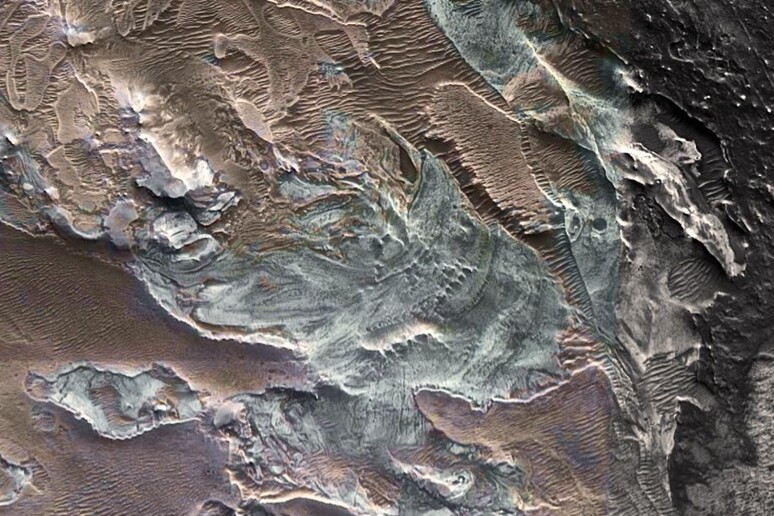 Le tracce di un ghiacciaio vicino l 'Equatore di Marte (fonte: NASA MRO HiRISE e CRISM, composizione in falsi colori. Lee et al. 2023) - RIPRODUZIONE RISERVATA