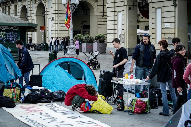 Studenti universitari manifestano, con le loro tende, a Torino - RIPRODUZIONE RISERVATA