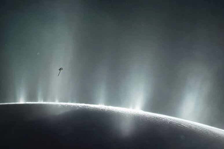 Rappresentazione artistica della sonda Cassini tra i pennacchi di Encelado (fonte: NASA/JPL-Caltech) - RIPRODUZIONE RISERVATA