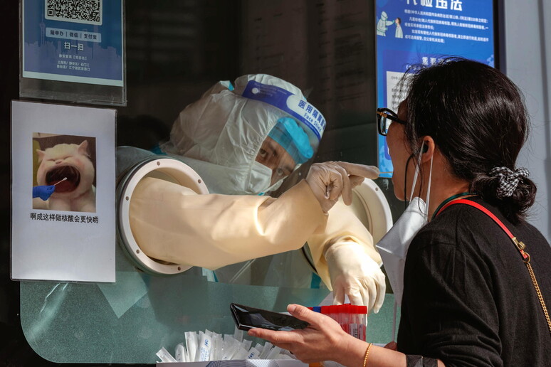 Una donna si sottopone ad un tampone anti covid © ANSA/EPA