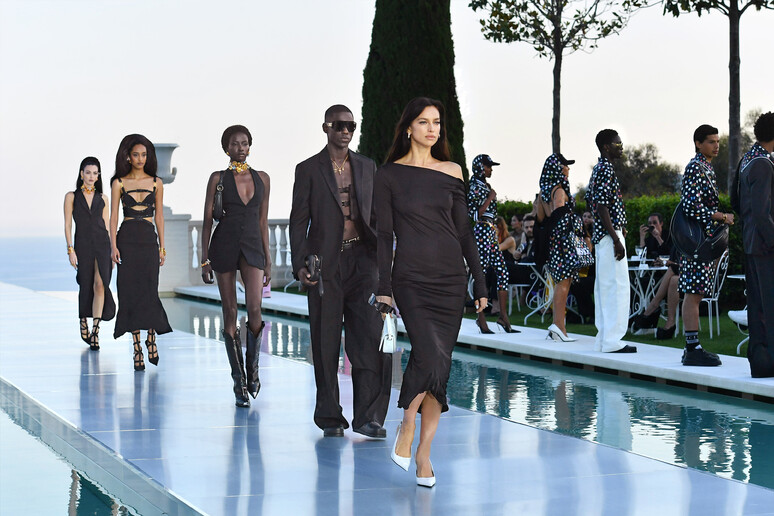 Donatella Versace e Dua Lipa sono le co-designers della collezione donna "La Vacanza" @Versace - RIPRODUZIONE RISERVATA