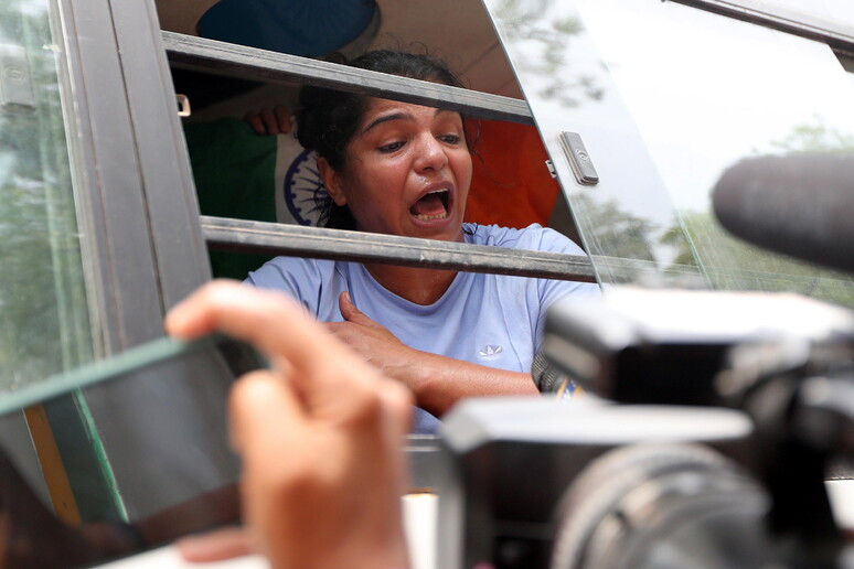 La lottatrice  Sakshi Malik mentre è portata via dalla polizia © ANSA/EPA