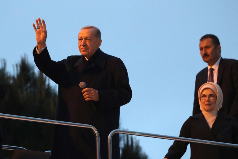 Erdogan saluta i suoi sostenitori dopo l 'annuncio della sua vittoria alle elezioni di ieri © ANSA/EPA