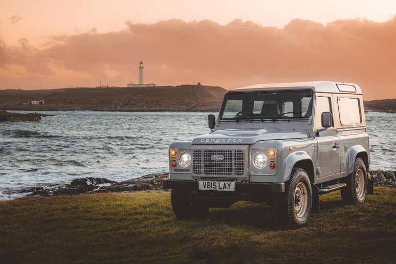 Una speciale Defender Works V8 celebra isola di Islay © ANSA/Land Rover