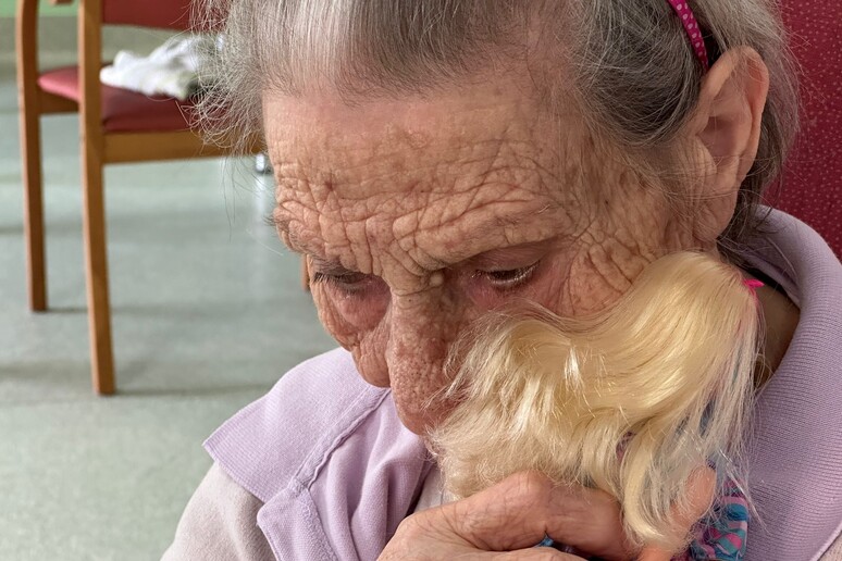 Barbie in una Rsa diventa terapia per i malati di Alzheimer - RIPRODUZIONE RISERVATA