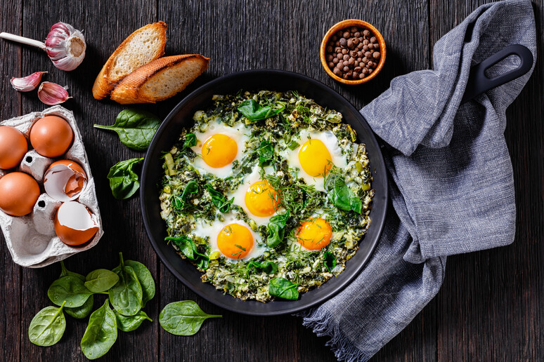 Uova e verdura a foglia verde, perfetto abbinamento per la dieta anti-stanchezza foto iStock. - RIPRODUZIONE RISERVATA