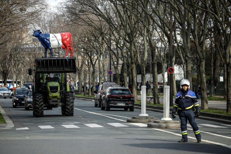 Trattori a Parigi alla vigilia del Salone dell 'Agricoltura © ANSA/EPA