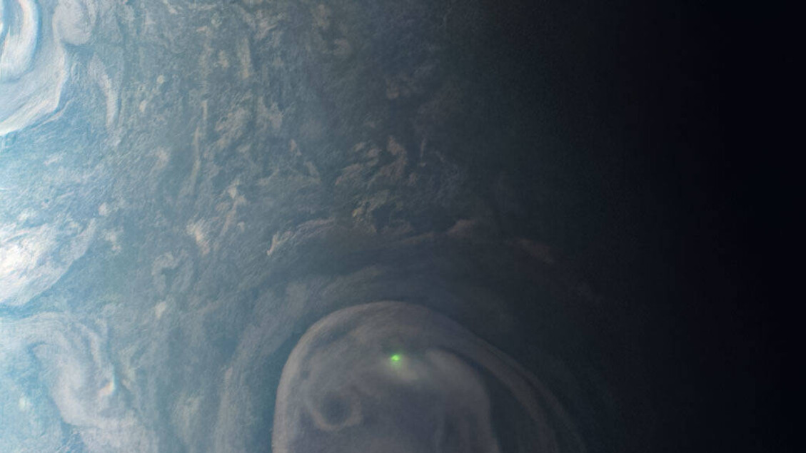 Un fulmine su Giove, fotografato dalla sonda Juno della Nasa (fonte: dati di NASA/JPL-Caltech/SwRI/MSSS, immagine processata da Kevin M. Gill © CC BY) - RIPRODUZIONE RISERVATA