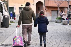 Genitori e figli verso la scuola