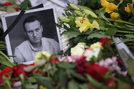 Omaggio a Navalny davanti all'ambasciata russa a Berlino