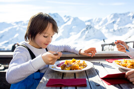Un bambino mangia il kaiserschmarren dolce tipico del Trentino-Alto Adige foto iStock.