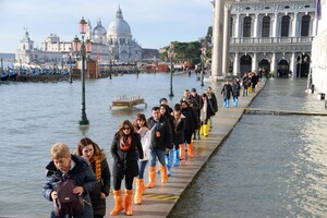 Venice to ban big tourist groups, loudspeakers (4) (ANSA)