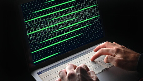 Un'immagine che simula e rappresenta la figura di un hacker impegnato in un attacco informatico (ANSA)