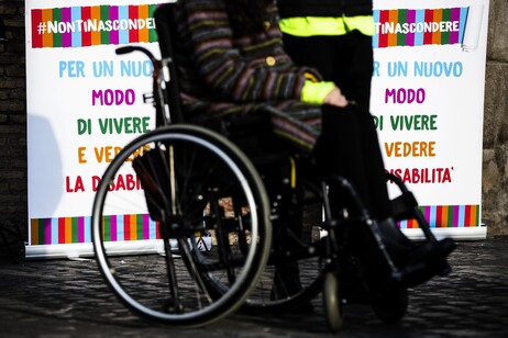 Una persona su una sedia a rotelle in una foto di archivio