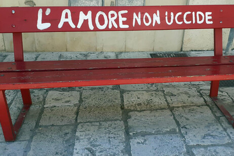 Una panchina rossa con la scritta "L'amore non uccide" a Scicli