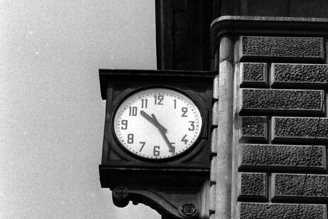 L'orologio all'esterno della stazione di Bologna, distrutta dall'esplosione della bomba esplosa il 2  agosto 1980, fermo sulle 10.25, l'ora della strage