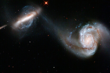 La danza di due galassie, vista dal telescopio spaziale Hubble (fonte: NASA/ESA/Hubble Heritage Team)