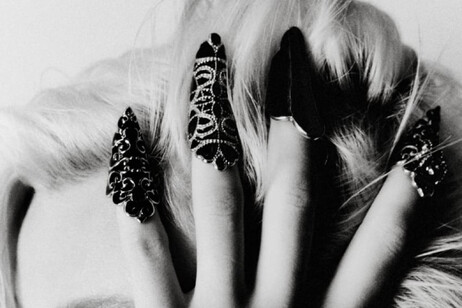anelli metallici per unghie per il look 'Halloween style' autunno-inverno 2023 di Zara