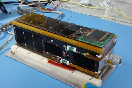 Il cubesat sul quale vengono sperimentati i nuovi pannelli solari (fonte: University of Surrey)