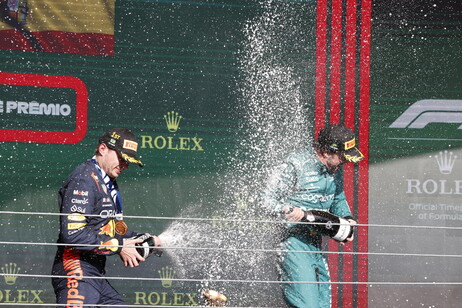Max Verstappen e Fernando Alonso