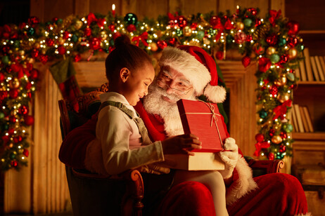 Una bambina con Babbo Natale - foto iStock.