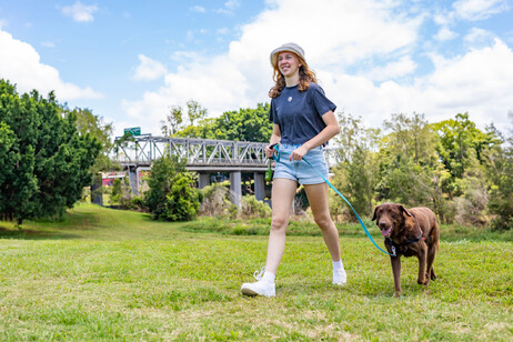 Una adolescente a passeggio con il suo cane, foto iStock.