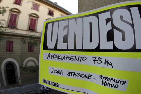 Un cartello che annuncia la vendita di un appartamento