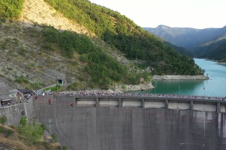 Il funambolo Andrea Loreni incanta 2mila spettatori sopra la diga di Ridracoli