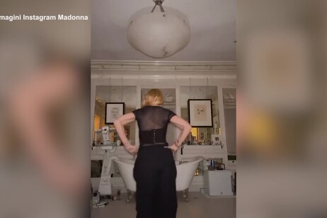 Madonna celebra i 40 anni dal primo album ballando in... toletta