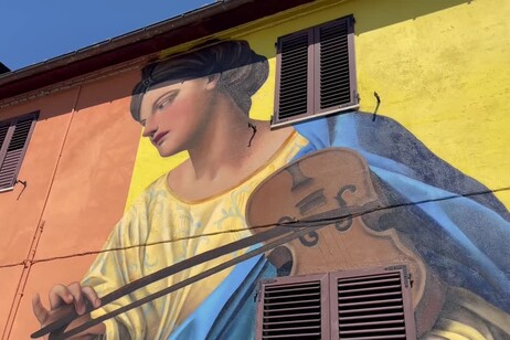 Marche, a Cacciano nel borgo dei murales: turisti da tutta Europa