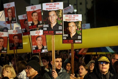 Ritratti di ostaggi durante una manifestazione a Tel Aviv