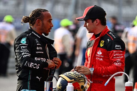 Lewis Hamilton (a sinistra) con Charles Leclerc