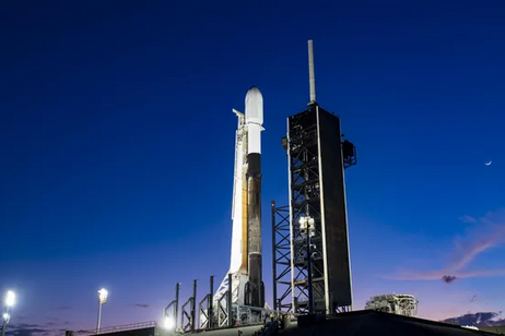 Il razzo Falcon 9 di SpaceX che trasporta il lander lunare IM-1 Odysseus for Intuitive Machines si trova sulla sua rampa di lancio con la falce di luna in alto in vista di un lancio. (Credito immagine: SpaceX)