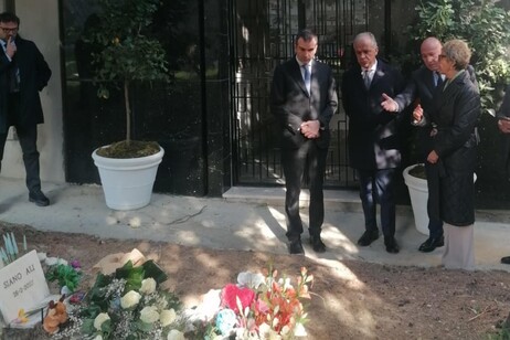 Piantedosi depone fiori su tomba neonato morto a Cutro