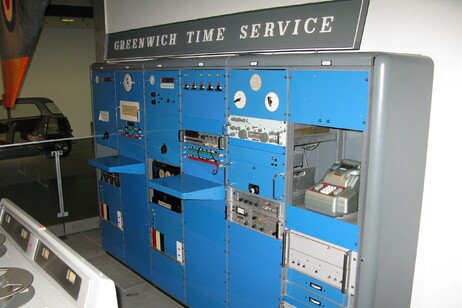 La macchina dell'osservatorio di Greenwich utilizzata negli anni '70 per generare il segnale orario (fonte: Geni dec 2008, CC-BY-SA GFDL, da Wikipedia)