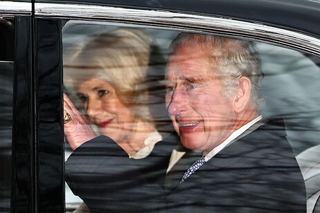 Re Carlo vede Harry, poi esce di casa con Camilla